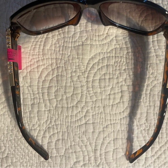 NWT Betsey Johnson sunglasses - Picture 6 of 7
